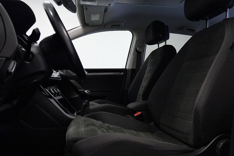 Volkswagen Touran - fotka 11 z 22