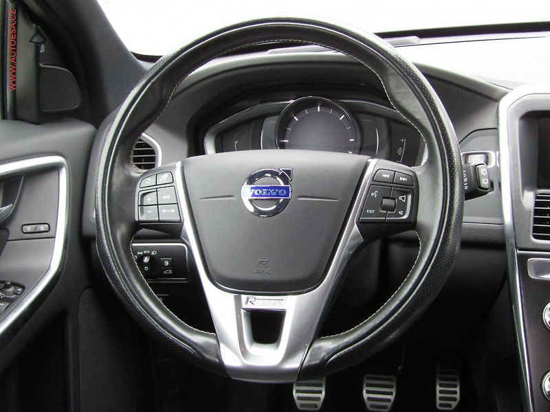 Volvo XC60 (2017) 2.0 D4, Momentum, xenon, navi - fotka 13 z 19