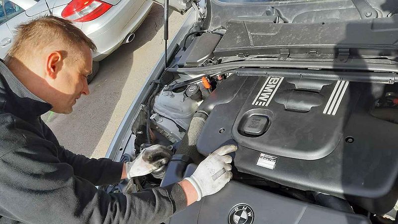 Přední část jakoby byla z většího vozu, než ta zadní. Tuto asymetrii ale BMW dotáhlo do extrému až u některých kusů jedničkové řady.
