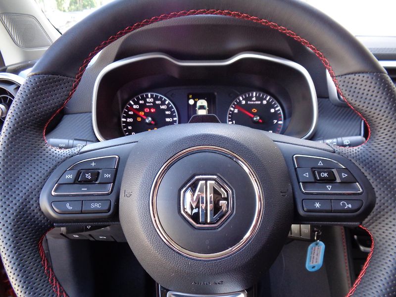 MG ZS 1,5 106 PS, Ess-plus, MÁLO KM! - fotka 17 z 27
