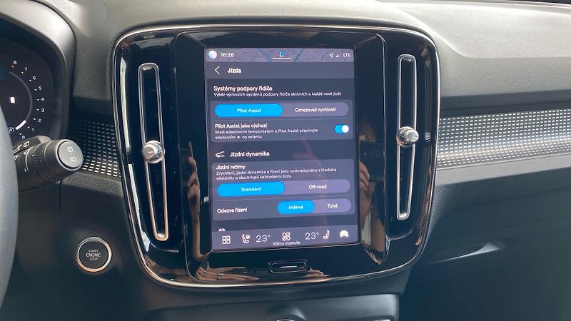 Volvo XC40 PLUS DARK, B4 AWD, 145+10 kW / - fotka 26 z 38
