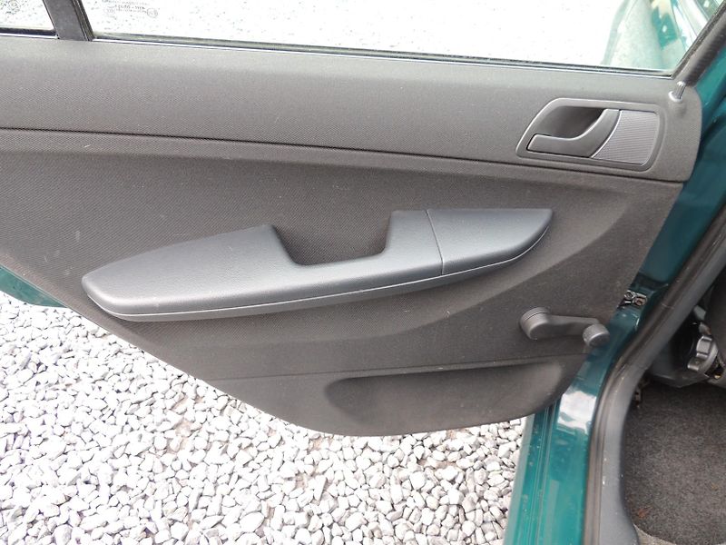 Škoda Fabia (2005) 1.2HTP,40kw,ČR,1majitel - fotka 26 z 33