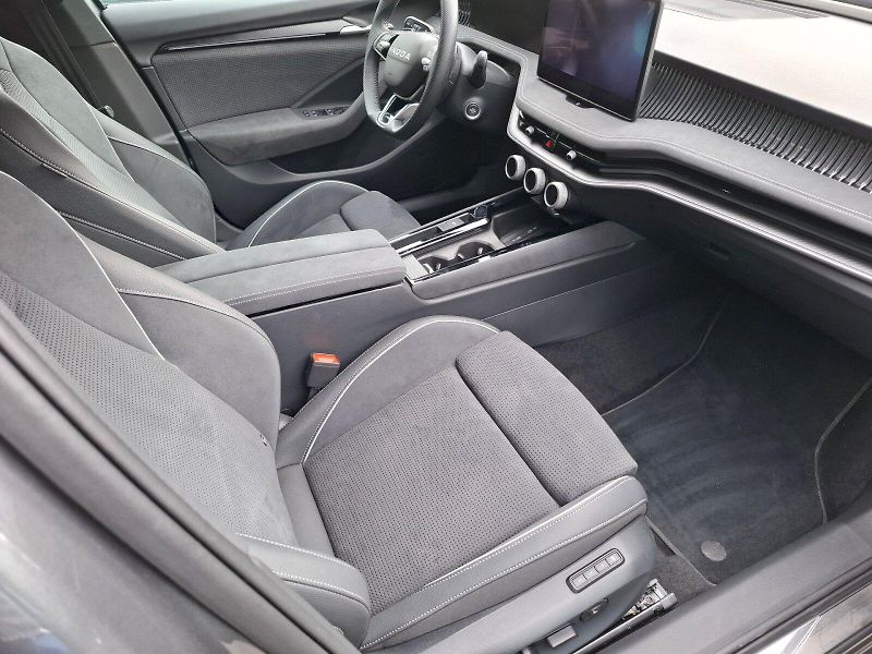 Škoda Superb (2025) SPORTLINE 110/2.0 A7A - fotka 26 z 28