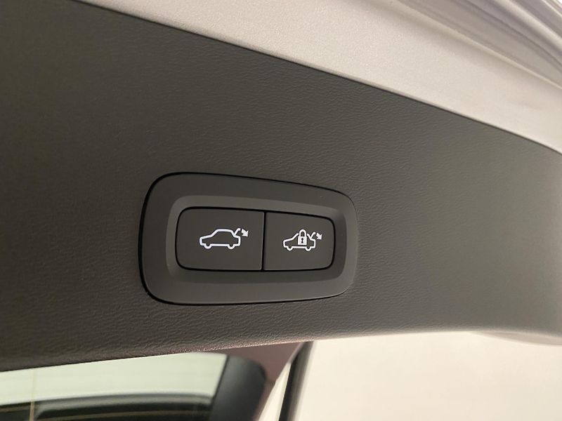 Volvo XC40 (2025) B3 AUT DARK PLUS - fotka 23 z 48