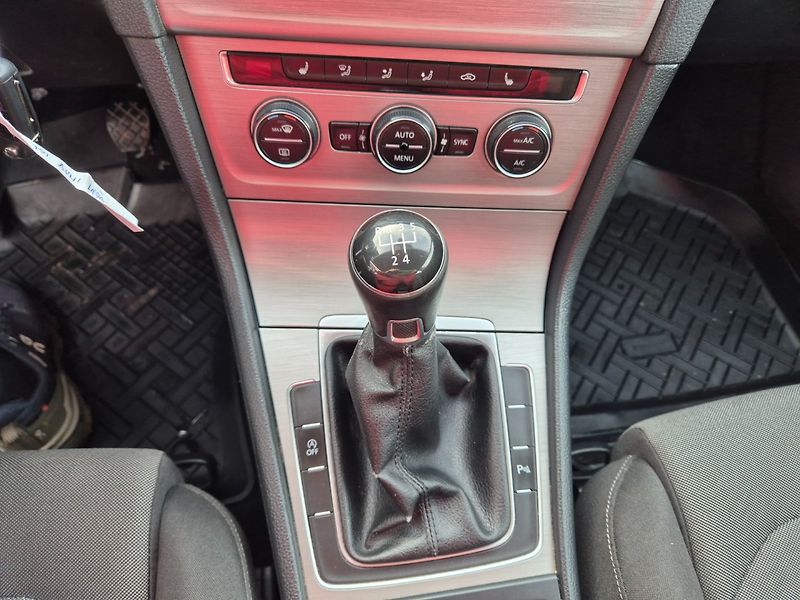 Volkswagen Golf (2014) 1.6TDI Serviska,TOP STAV - fotka 16 z 30