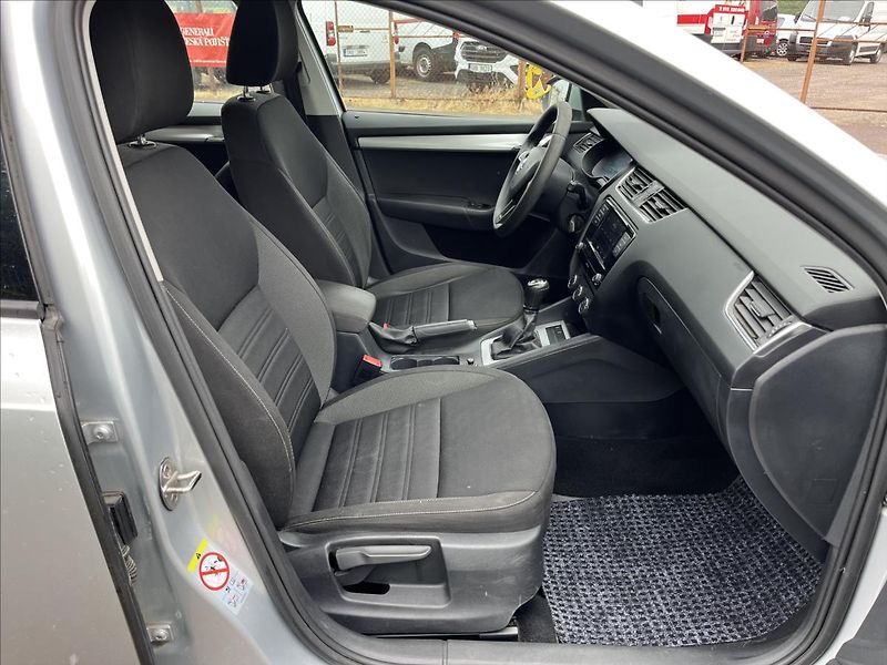 Škoda Octavia 1,6 TDi KLIMA TAŽNÉ SERVIS - fotka 11 z 34