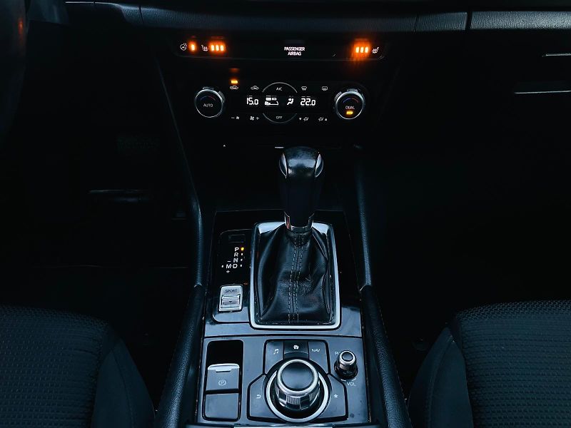 Mazda 3 2.0i AUTOMAT LED KAMERA VÝHŘEV - fotka 39 z 48