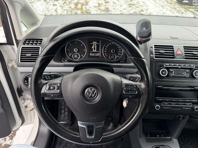 Volkswagen Touran 2.0 TDI STYLE - fotka 17 z 21