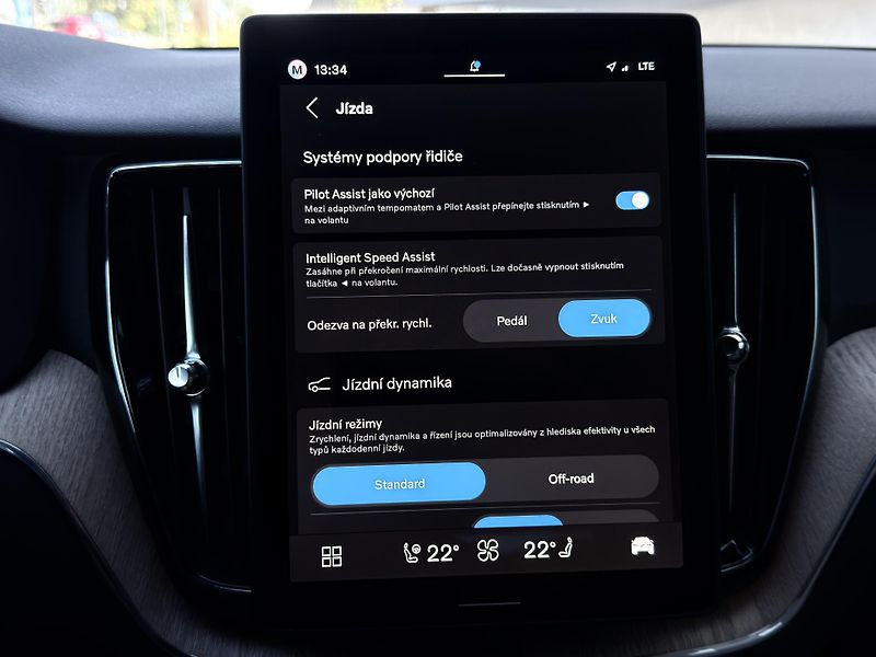 Volvo XC60 B5 AWD PLUS DARK // REZERVACE  - fotka 32 z 47