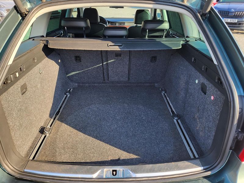 Škoda Superb II combi 2.0 TDi DSG ELEGANCE - fotka 32 z 42