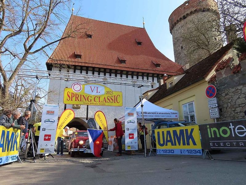 Michal a Jonáš Pavlíčkovi na startu. Rallye Spring Classic startovalo v sobotu 12. dubna dopoledne z jihočeského Tábora. Na trasu 231 kilometrů vyrazilo 100 posádek.