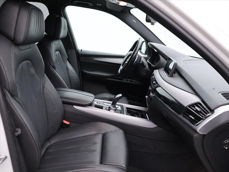 BMW X5 3,0 30d 190 kW CZ DPH xDrive - fotka 12 z 41