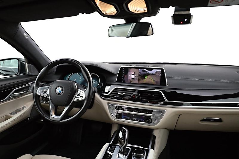 BMW Řada 7 750Li xDrive - fotka 13 z 17