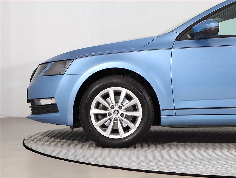Škoda Octavia (2018) 1.0 TSI, Tempomat - fotka 14 z 21