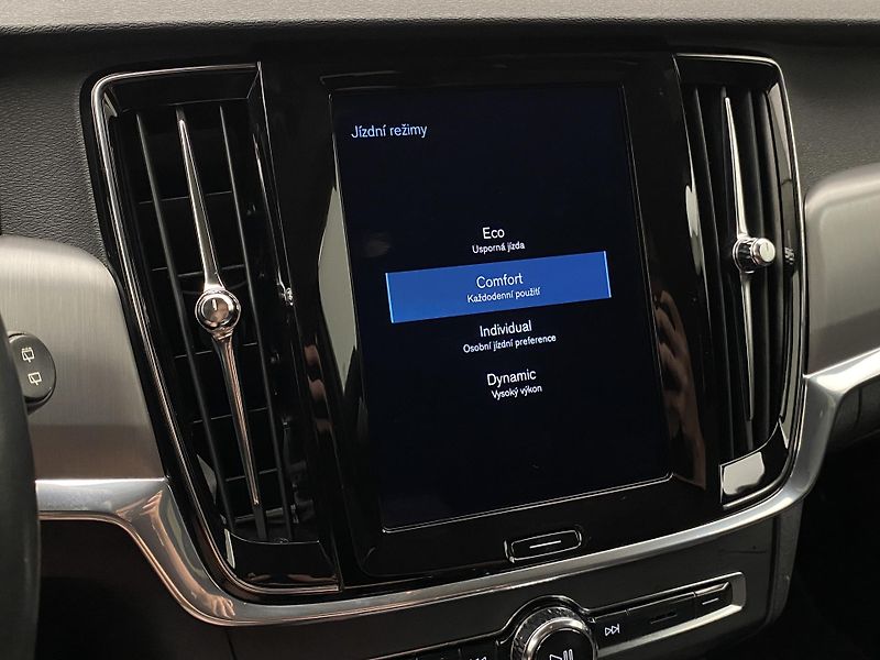 Volvo V90 D4 AWD MOMENTUM AUT  - fotka 44 z 48