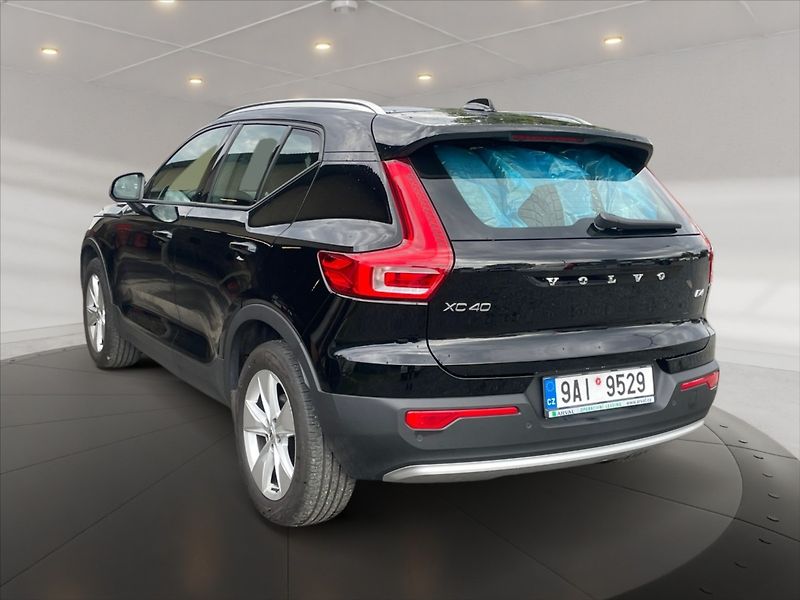 Volvo XC40 2,0 B4 Core AT - fotka 4 z 11