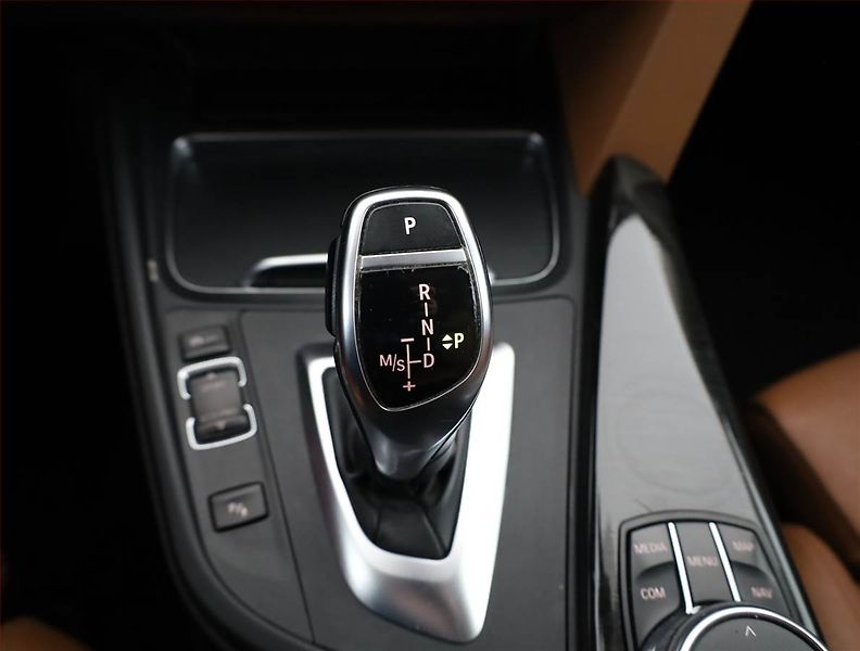 BMW Řada 3 (2017) Individual 320d xDrive GT - fotka 15 z 21