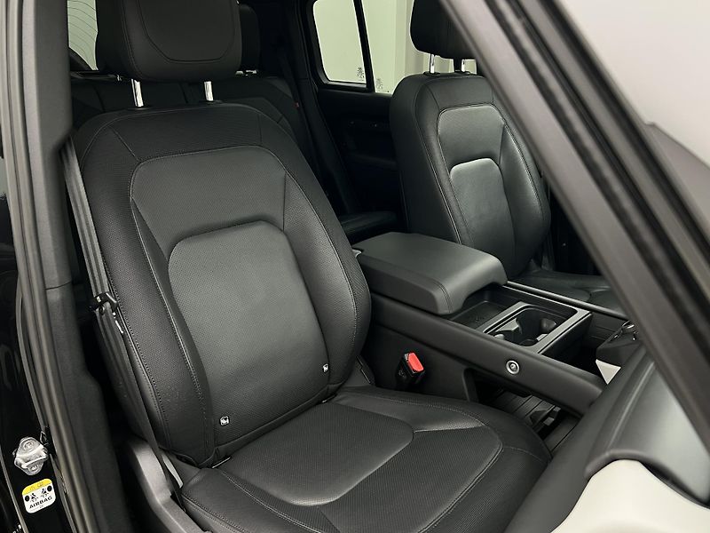 Land Rover Defender 110 D250 X-DYNAMIC HSE 1. maj - fotka 22 z 57