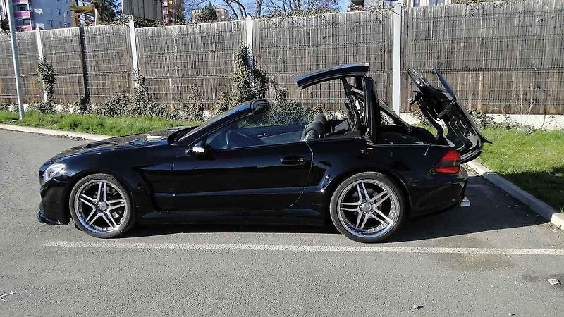 Mercedes-Benz SL 500 s maskou AMG-GT.