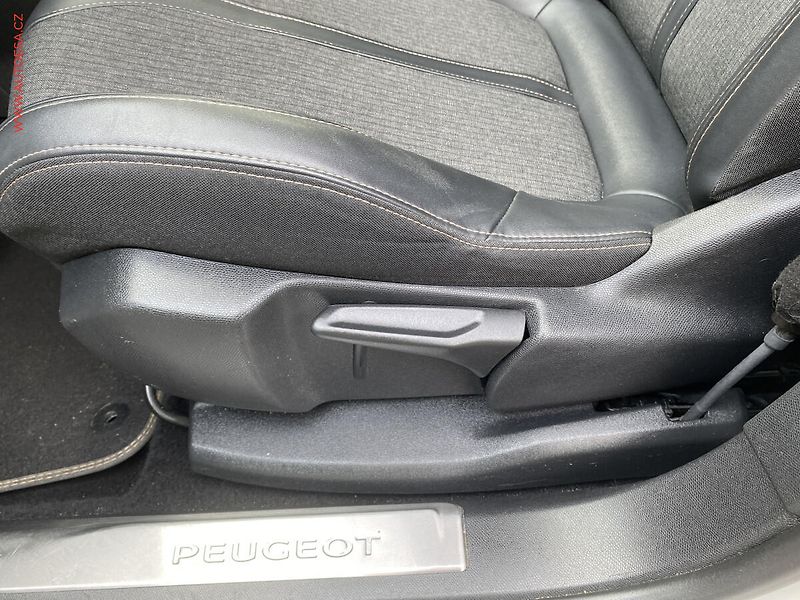 Peugeot 3008 (2019) 1.2PT, GT Line, LED, navi - fotka 14 z 18