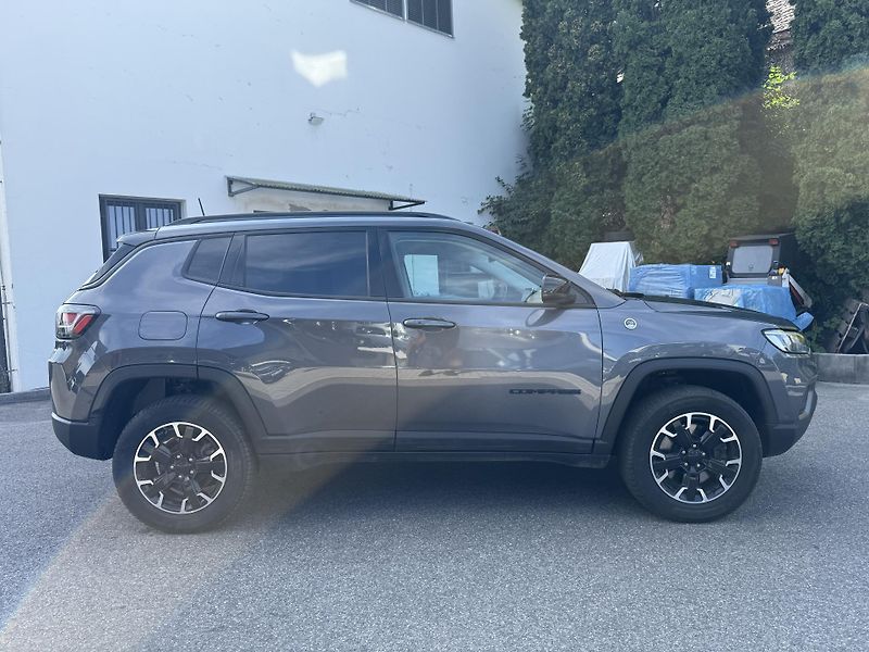 Jeep Compass Trailhawk Plug-In Hybrid 4WD - fotka 8 z 22