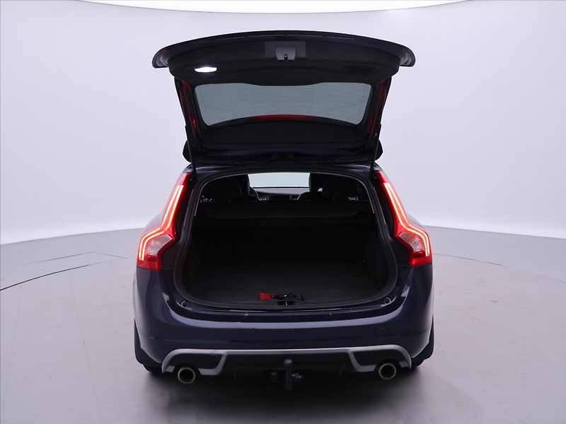 Volvo V60 2,4 D4 V5 120kW AWD R-design - fotka 9 z 27