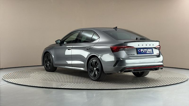 Škoda Octavia 2.0 TDI DSG RS - fotka 2 z 28