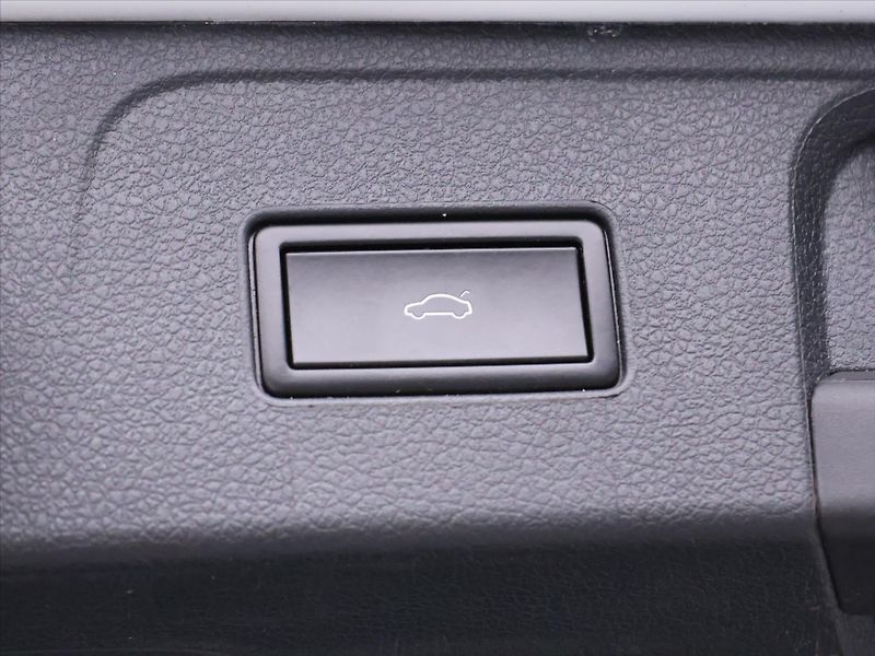 Volkswagen Passat 2,0 TSI 206kW R-line Highline - fotka 10 z 45