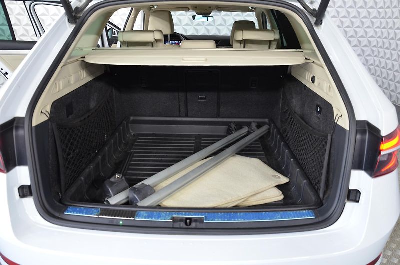 Škoda Superb (2022) 2.0TDI 147kW 4x4 L&K DSG kombi - fotka 24 z 26