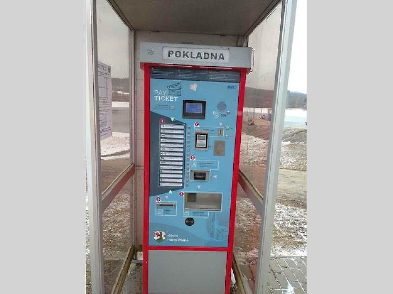 U Horní Plané se na zamrzlém Lipně vesele bruslí. Sem tam tudy ale na druhý břeh přejede i auto. Jen o pár set metrů dál přitom stále jezdí přívoz.