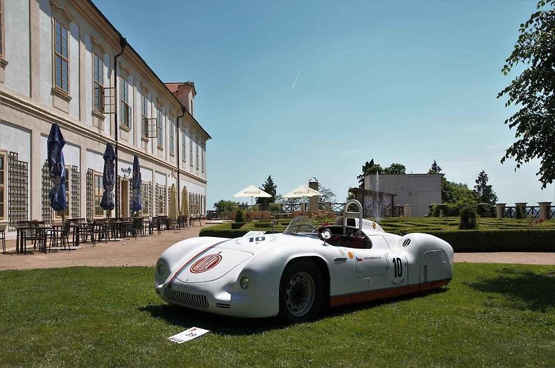 Stará architektura se v Loučni snoubí s krásou starých automobilů