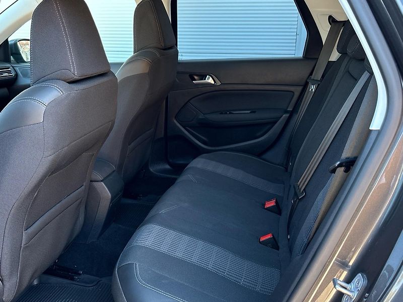 Peugeot 308 (2018) Allure 1.6 BlueHDi EAT6 - fotka 7 z 41