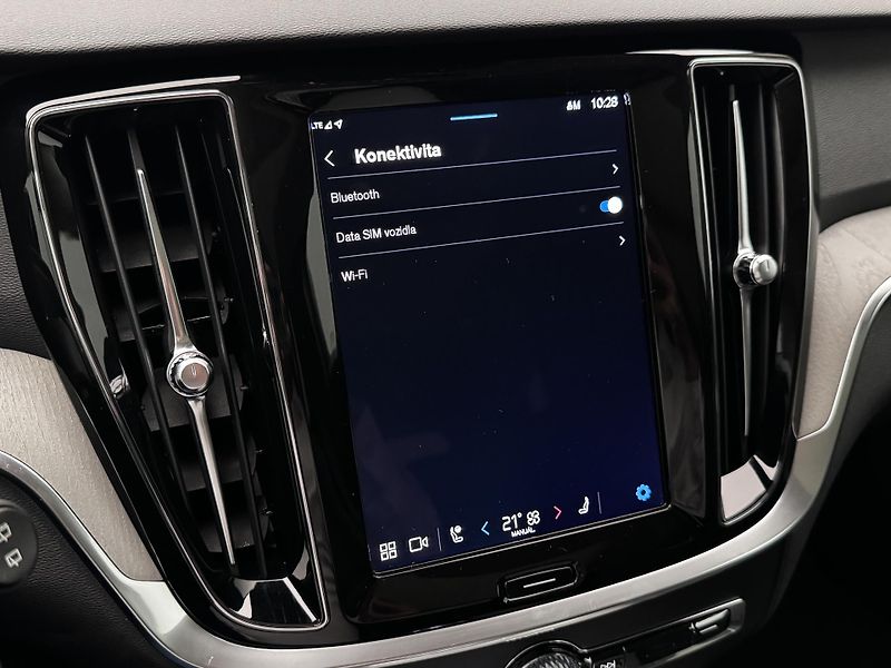 Volvo V60 B4 DARK PLUS AUT  - fotka 39 z 49