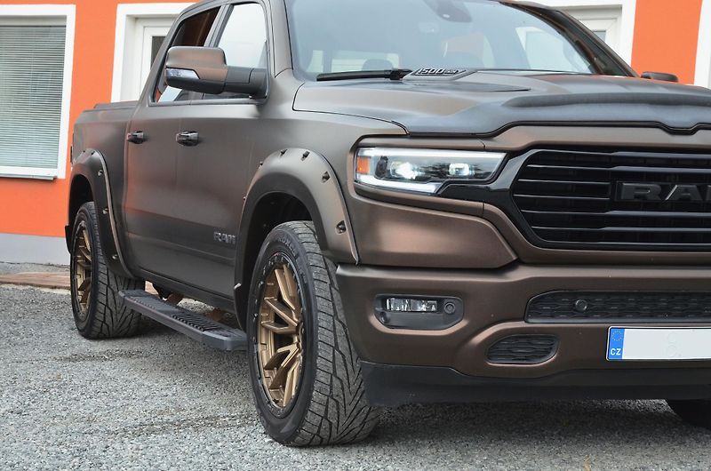 Dodge RAM (2022) 1500 BIGHORN 5.7 V8 HEMI 4x4  - fotka 9 z 51