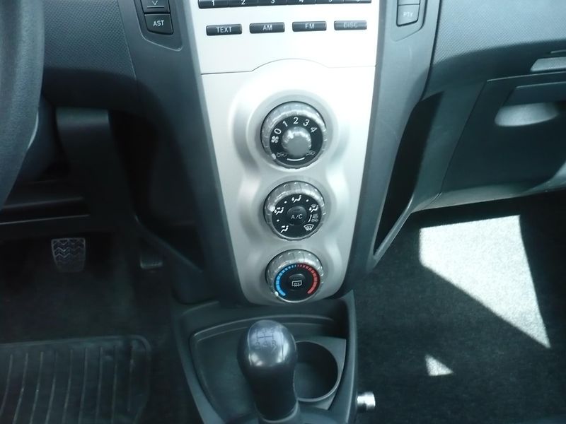 Toyota Yaris 1.0i 51Kw - fotka 10 z 24