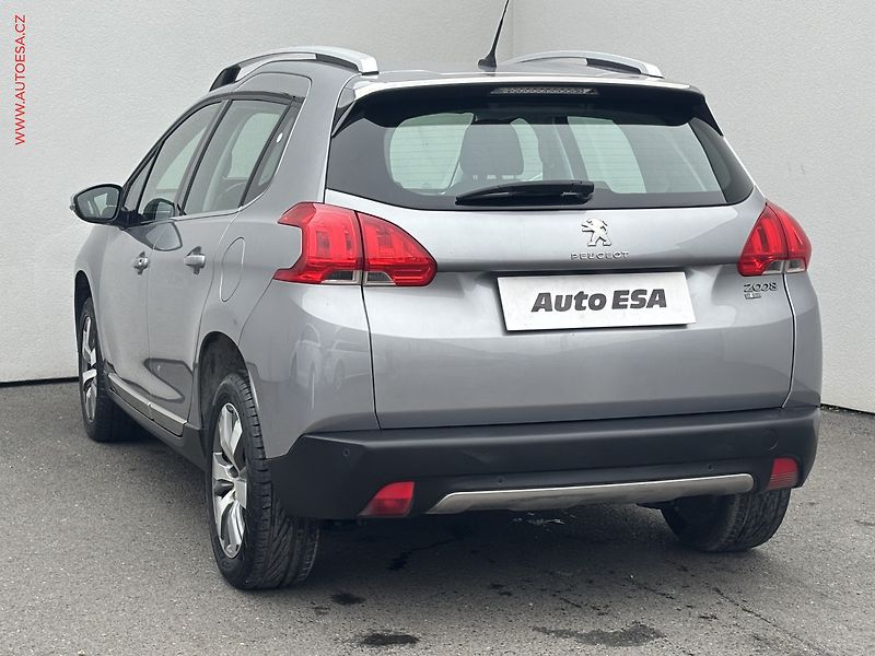Peugeot 2008 (2015) 1.2 VTi, Allure, AT, navi - fotka 6 z 17