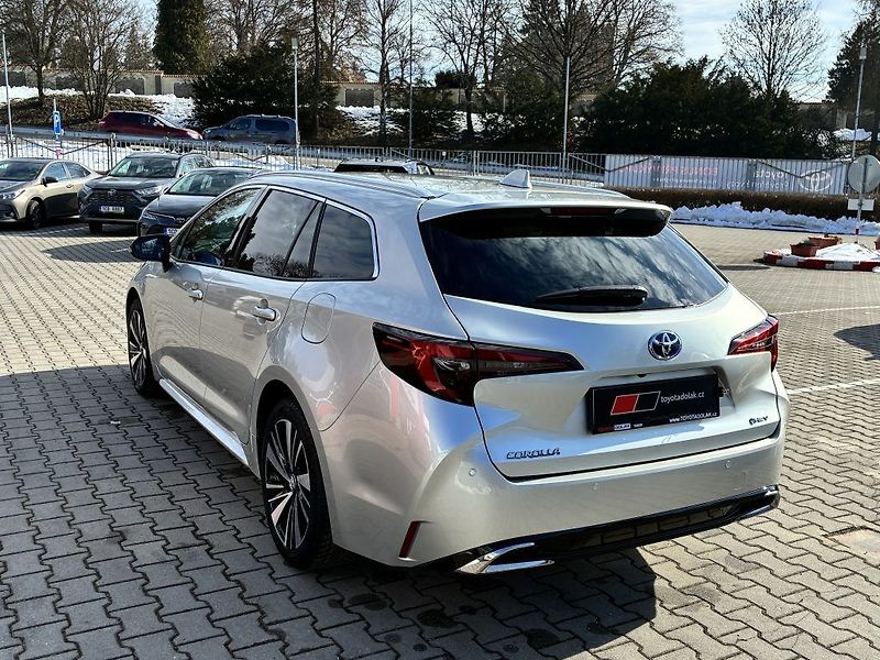 Toyota Corolla 1.8 Hybrid Style - fotka 6 z 25