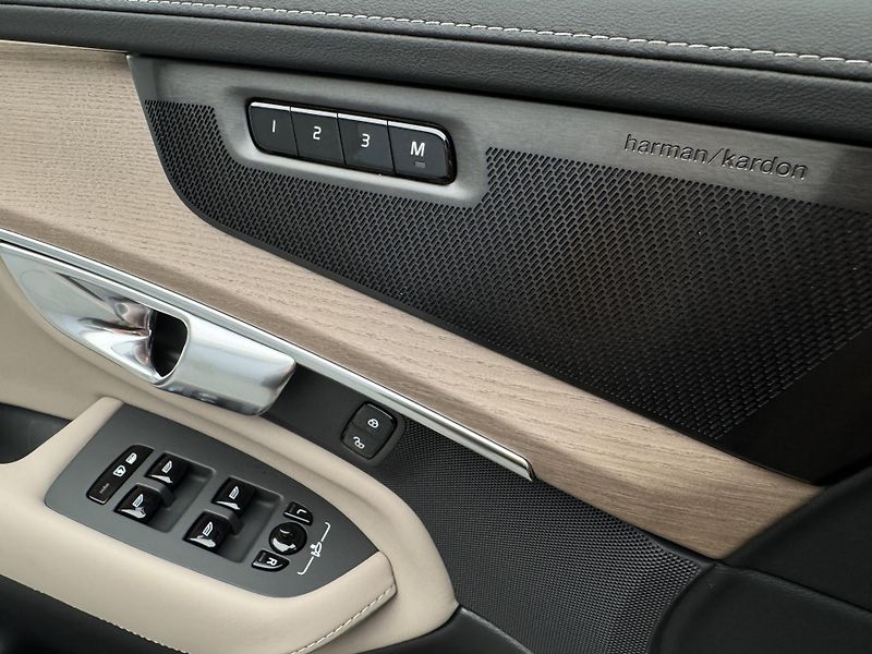 Volvo XC90 (2026) T8 AWD Plug-in ULTRA DARK 7m - fotka 20 z 28