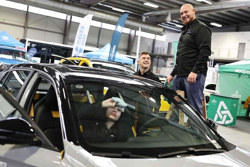 Z autosalonu v Lysé v pátek 1. listopadu 2024.