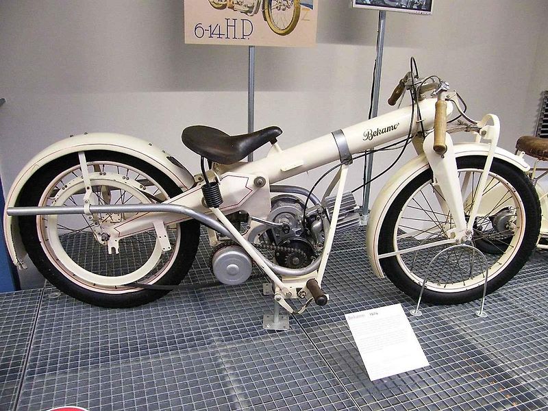 Motocykl z produkce firmy Bekamo z roku 1922. Tento stroj byl vyroben s dřevěným rámem, z obou stran pokrytým plechovými výztuhami.