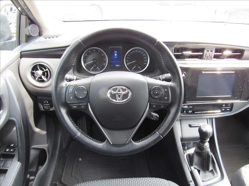 Toyota Corolla 1,6 VVT-i 97kW Sedan - fotka 12 z 30