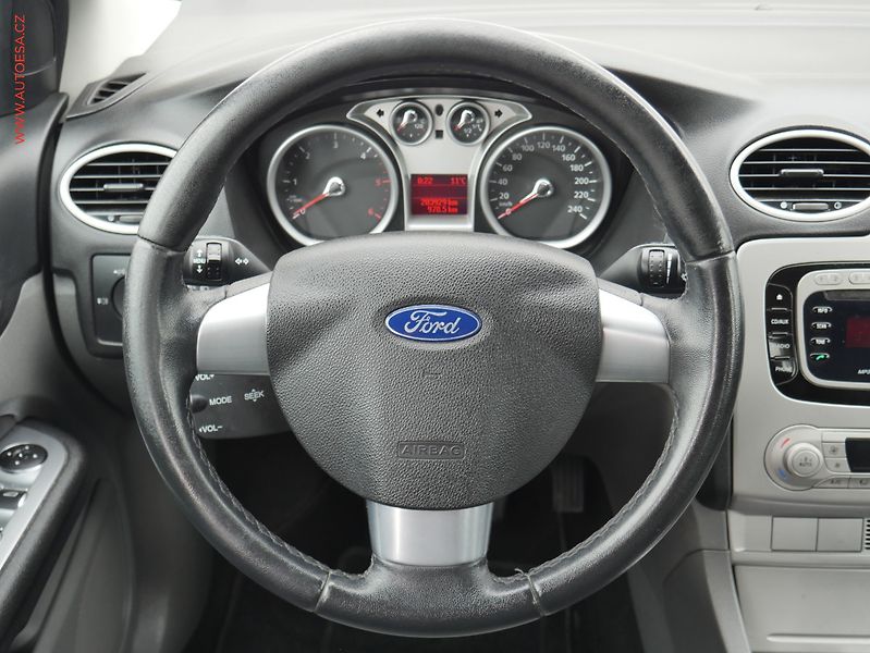 Ford Focus (2010) 1.6 TDCi, AC, tažné - fotka 11 z 19