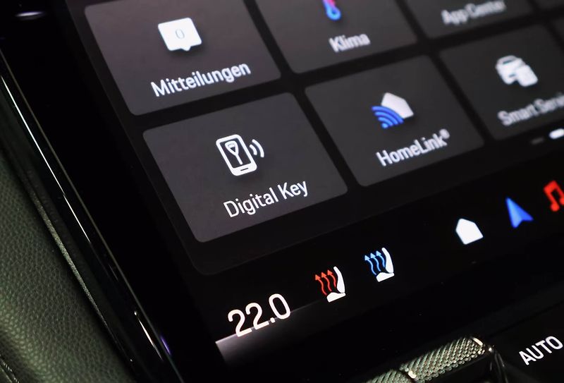 Porsche Cayenne Electric HuD Pano 360 HD-Matri - fotka 20 z 27