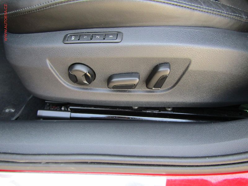 Škoda Superb (2018) 2.0 TDi, ČR, L&K, DSG, kůže - fotka 12 z 17