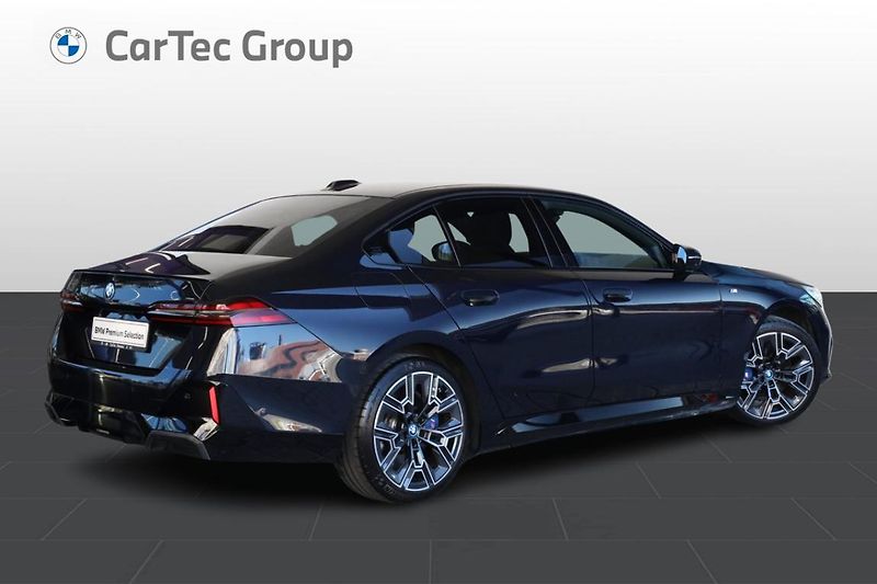 BMW Řada 5 550e xDrive Sedan - fotka 3 z 30