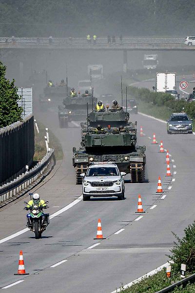 První armádní výcvik přesunu tanků Leopard 2A4 na dálnici D35.