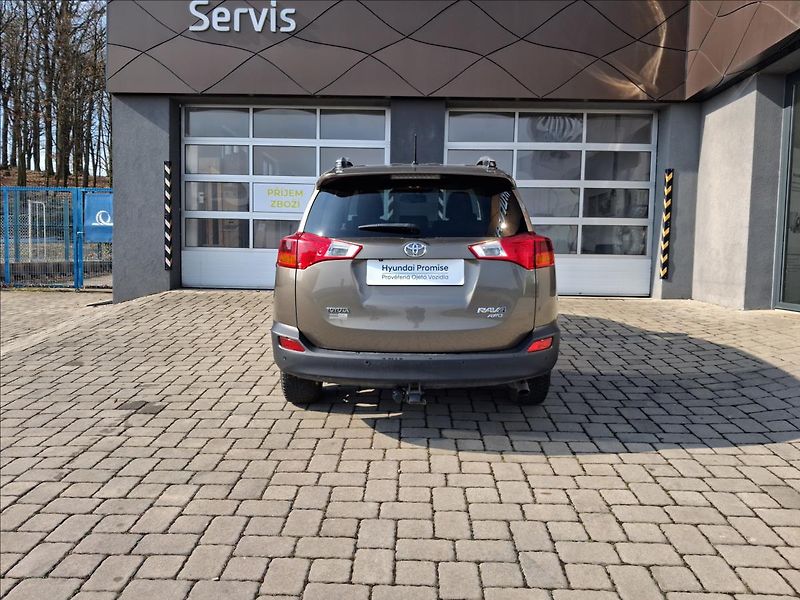 Toyota RAV4 2,2 Active AT 4x4 - fotka 15 z 17