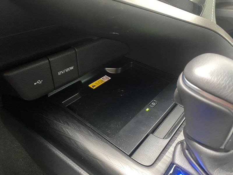 Toyota Camry 2,5 Hybrid Executive - fotka 23 z 30