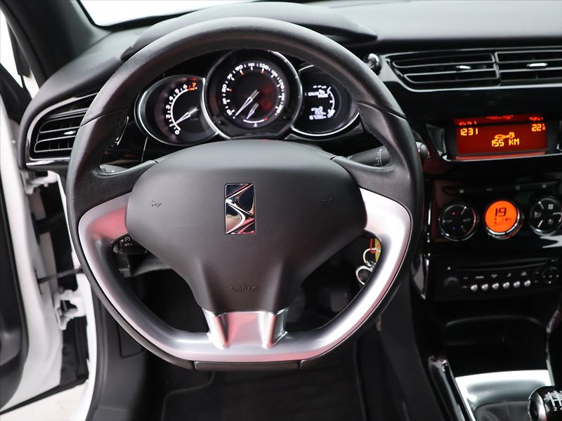 Citroën DS3 1,6 VTi 88 kW Aut. klima - fotka 17 z 31