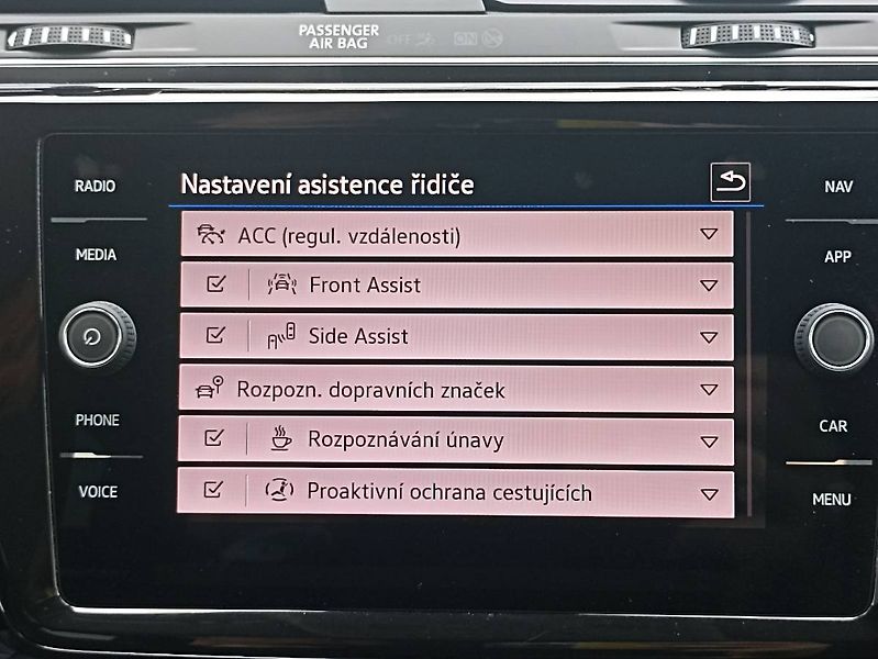 Volkswagen Touran (2022) 1.5TSI Highline Webasto Matrix - fotka 17 z 35
